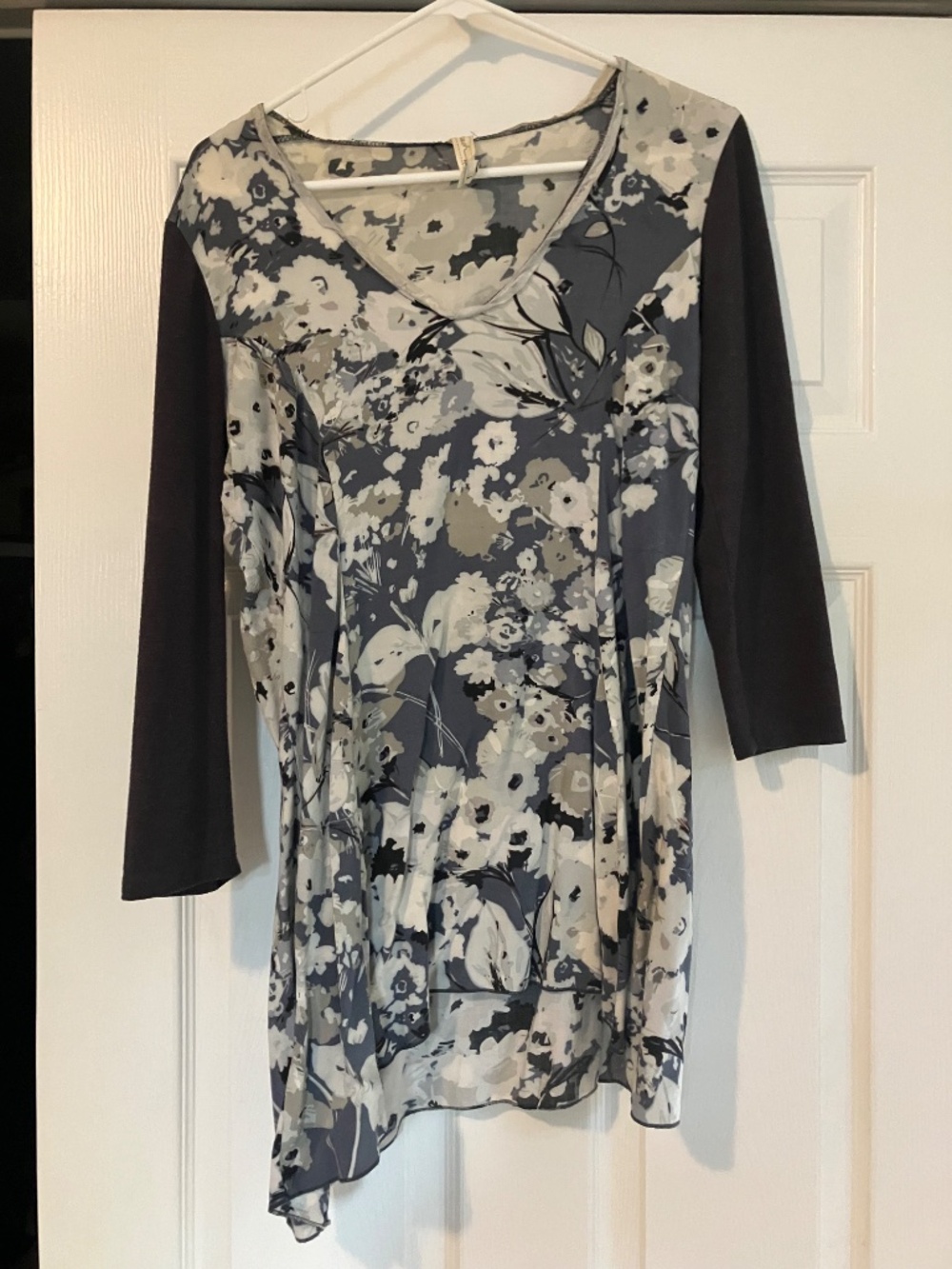 Neesh by D.A.R. Floral Asymmetric V-Neck Tunic Top Size Small